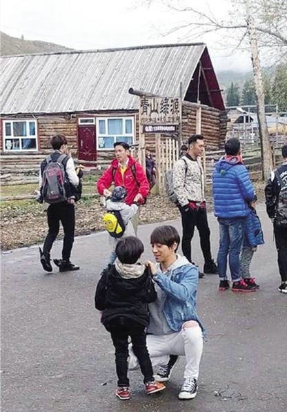 蔡国庆承认已婚加盟爸爸4 罕见晒出与儿子合影