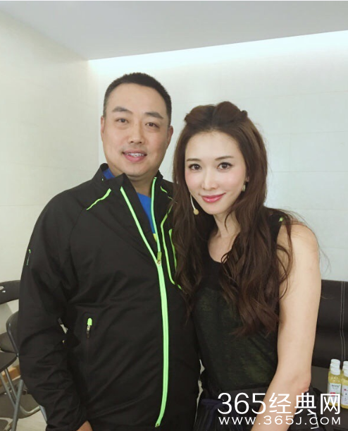 刘国梁为证身高与林志玲合影 网友：志玲站起来