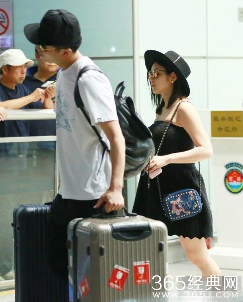 陈妍希现身机场孕肚凸显 陈晓提大箱被赞好老公