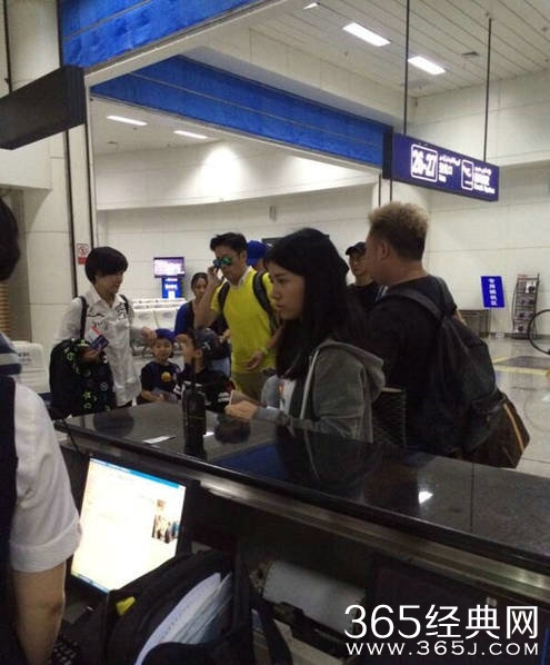 蔡国庆承认已婚加盟爸爸4 罕见晒出与儿子合影