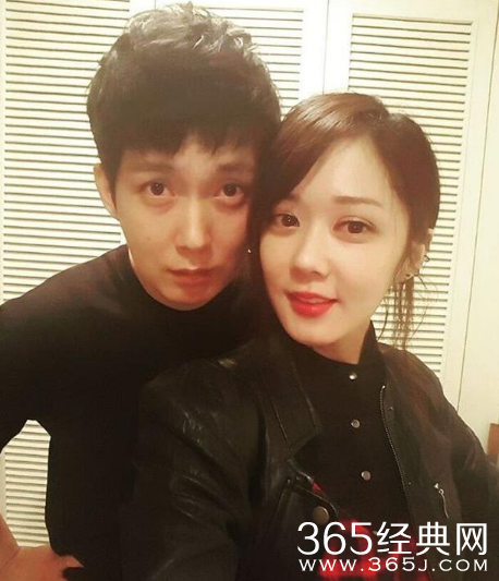 韩星张娜拉与哥哥合照 装怪卖萌显年轻