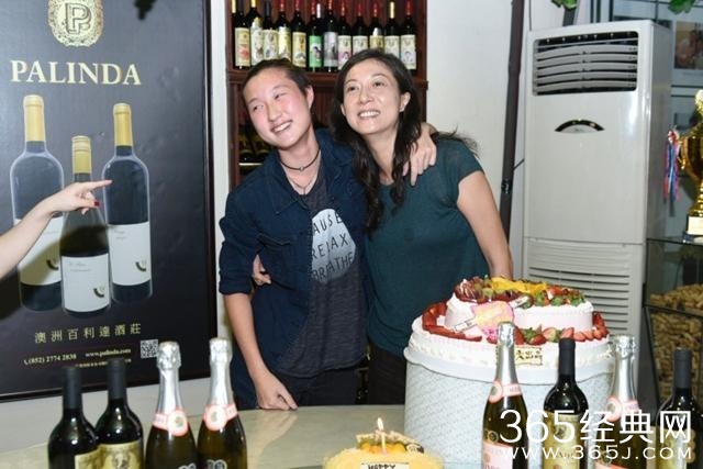 吴绮莉庆44岁生日 吴卓林现身亲吻妈妈