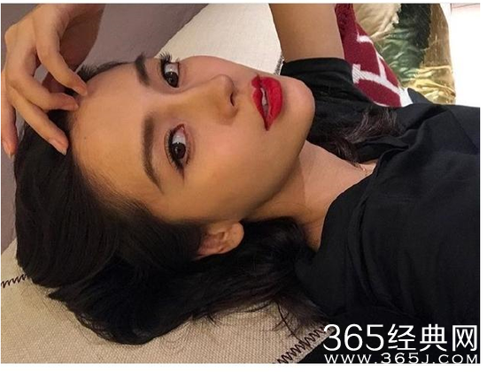 Baby深夜侧躺晒自拍 眼神诱惑红唇抢镜