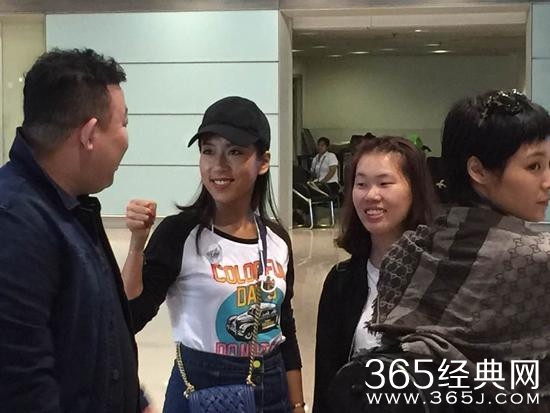 吉克隽逸素颜现身机场 与工作人员热聊显少女范