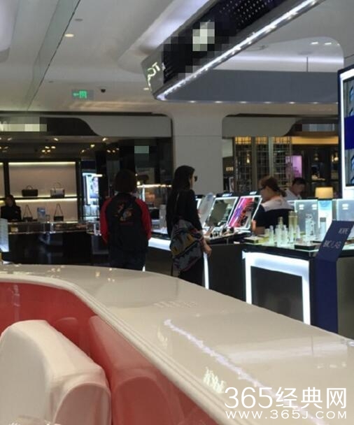 范冰冰逛商场买美妆 网友：李晨正在来付款的路上