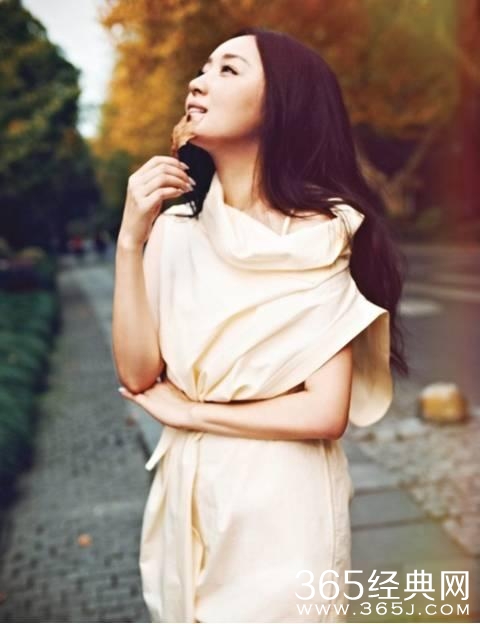 45岁至今未嫁的大龄剩女杨钰莹近照曝光，穿衣大胆，性感火辣！