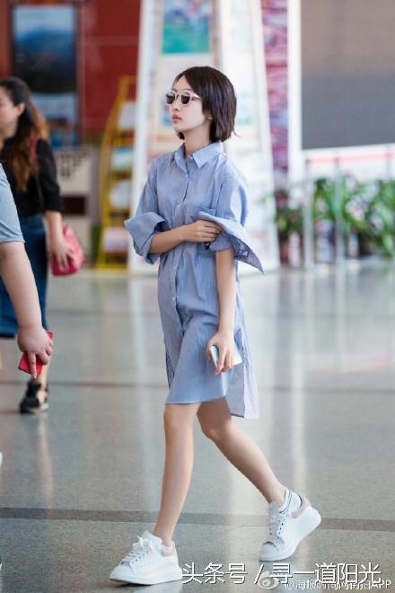 “机场女神”：郑爽随意，杨幂街拍范，最后一个被骂的好惨