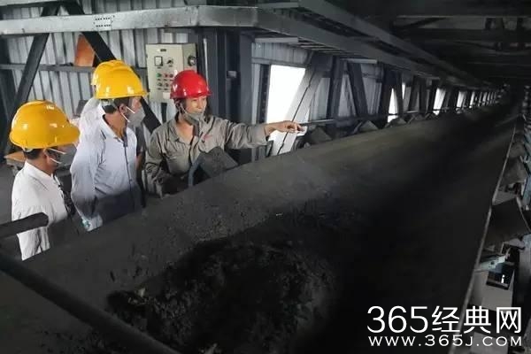 防城港中院组织扶贫点富余劳动力转移就业