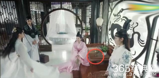 网络电视剧《疯狂天后》又是一部神剧，穿帮道具都是这么的调皮