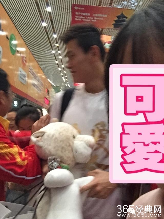 一起来数数，赵丽颖在机场抱过多少个玩偶！