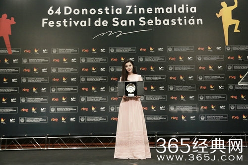 范冰冰获银贝壳奖 拥抱冯小刚感谢“我的李先生”