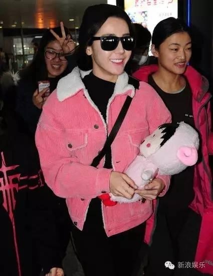 一起来数数，赵丽颖在机场抱过多少个玩偶！