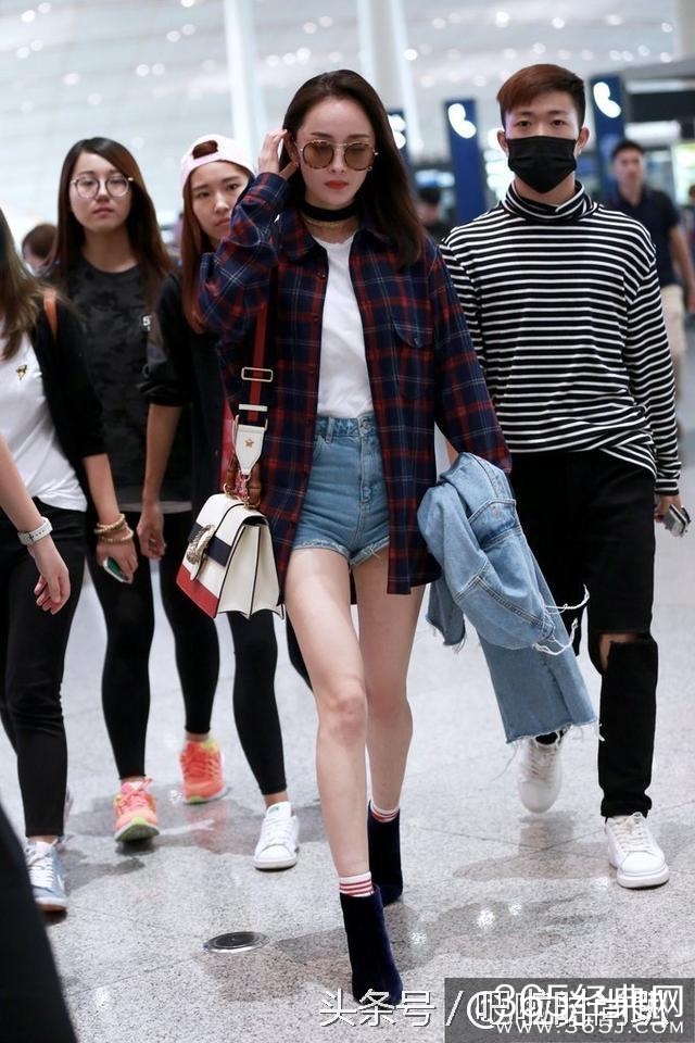 同是一线小花旦，杨幂万豪包天天换，赵丽颖却只在打折村买买买