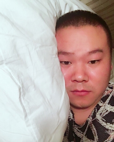 岳云鹏晒睡前自拍照了 网友:杨洋想装作不认识你