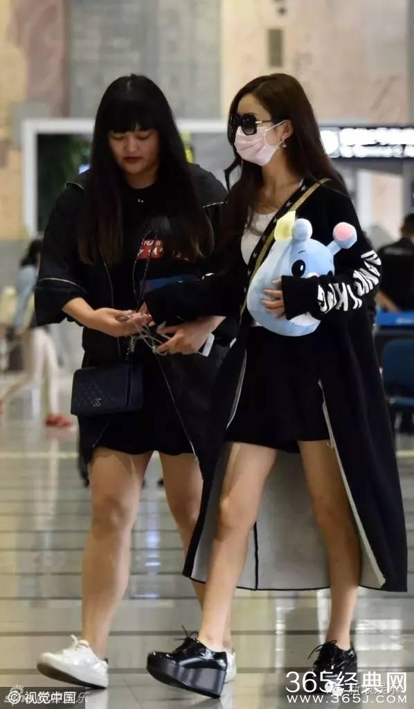 一起来数数，赵丽颖在机场抱过多少个玩偶！