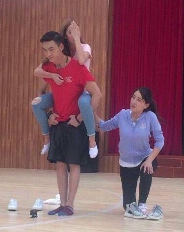 陈伟霆，有名的绅士手，遇见赵丽颖就没有了！