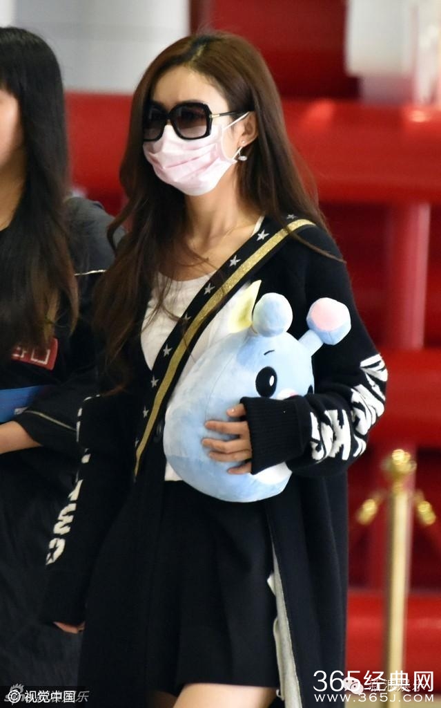 一起来数数，赵丽颖在机场抱过多少个玩偶！