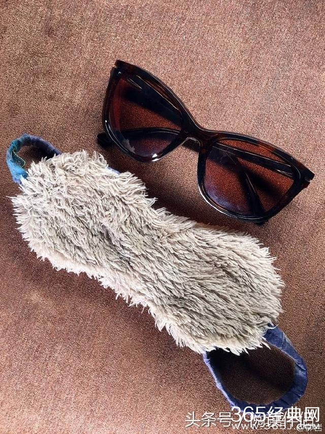 柳岩的包被倒个底朝天 里面竟有这个