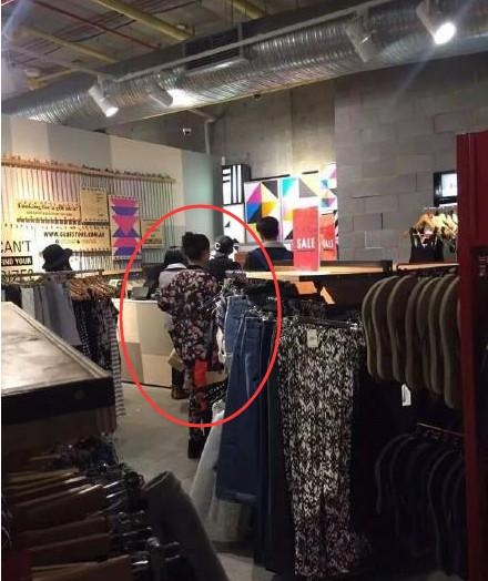 赵丽颖现身街头，自卑的她做了这么一件事？