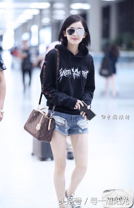 “机场女神”：郑爽随意，杨幂街拍范，最后一个被骂的好惨