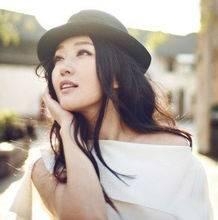 45岁至今未嫁的大龄剩女杨钰莹近照曝光，穿衣大胆，性感火辣！