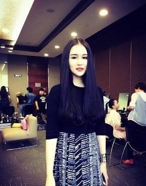 赵本山女儿晒健身照秀性感，却被网友吐槽事业线