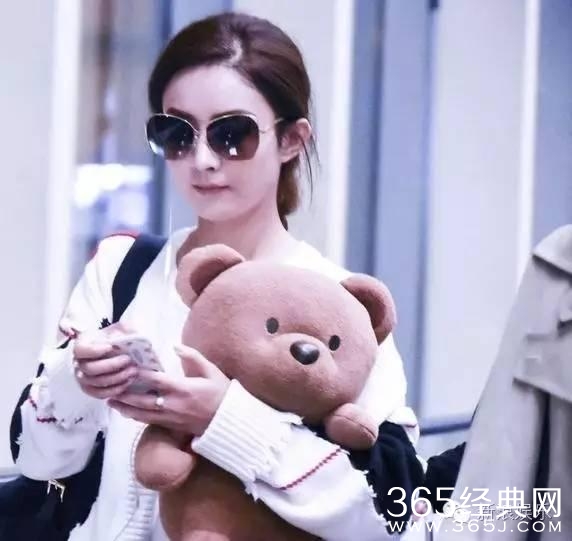 一起来数数，赵丽颖在机场抱过多少个玩偶！