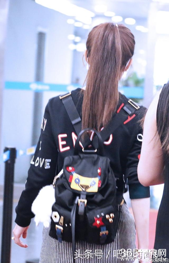 同是一线小花旦，杨幂万豪包天天换，赵丽颖却只在打折村买买买