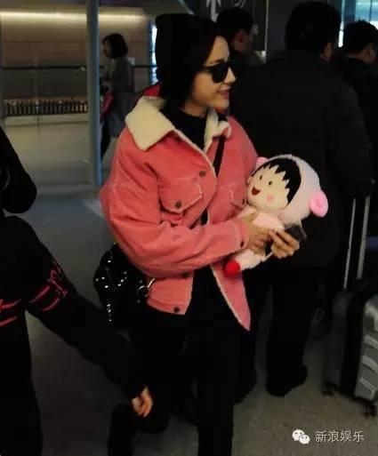 一起来数数，赵丽颖在机场抱过多少个玩偶！