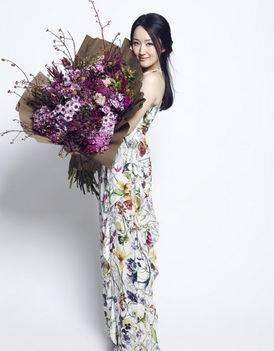 45岁至今未嫁的大龄剩女杨钰莹近照曝光，穿衣大胆，性感火辣！