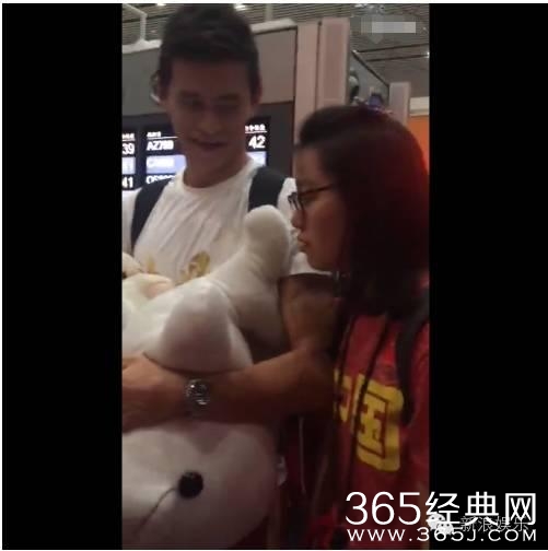 一起来数数，赵丽颖在机场抱过多少个玩偶！