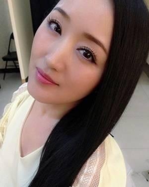 45岁至今未嫁的大龄剩女杨钰莹近照曝光，穿衣大胆，性感火辣！