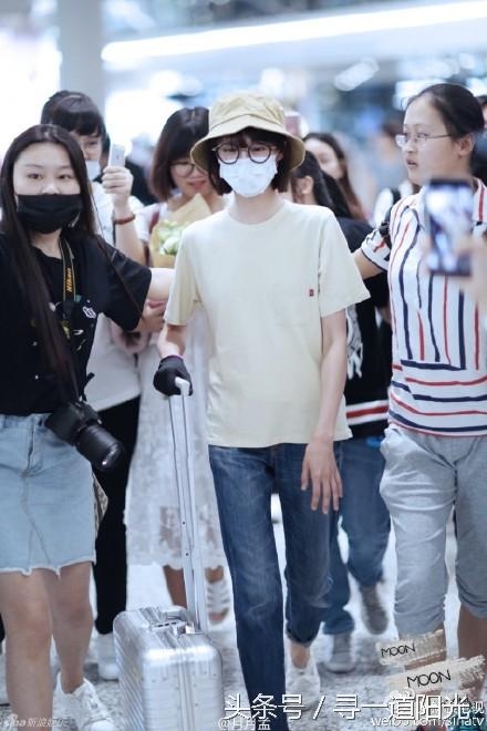 “机场女神”：郑爽随意，杨幂街拍范，最后一个被骂的好惨