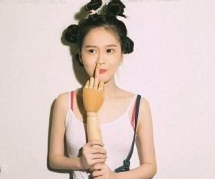 赵本山女儿晒健身照秀性感，却被网友吐槽事业线