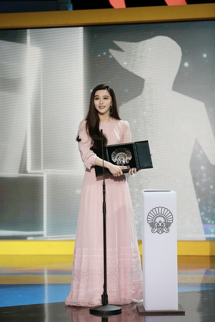 范冰冰获银贝壳奖 拥抱冯小刚感谢“我的李先生”