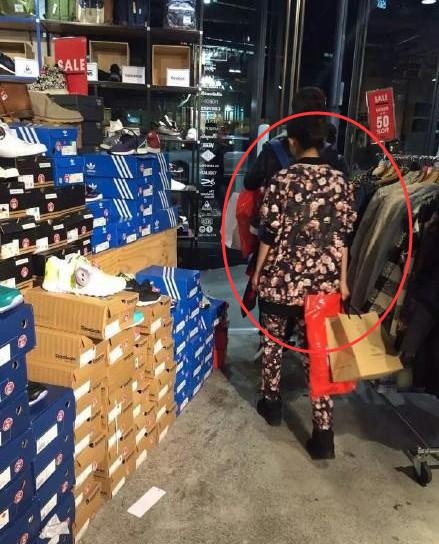 赵丽颖现身街头，自卑的她做了这么一件事？