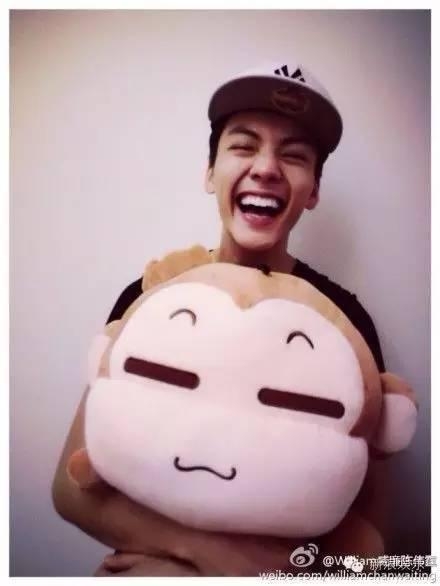 一起来数数，赵丽颖在机场抱过多少个玩偶！