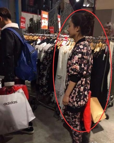 赵丽颖现身街头，自卑的她做了这么一件事？