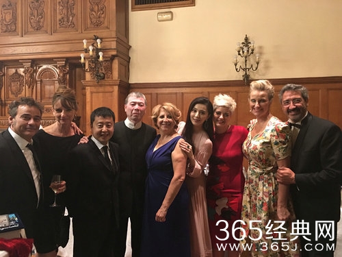 范冰冰获银贝壳奖 拥抱冯小刚感谢“我的李先生”