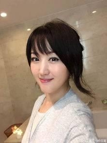 45岁至今未嫁的大龄剩女杨钰莹近照曝光，穿衣大胆，性感火辣！