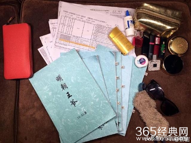 柳岩的包被倒个底朝天 里面竟有这个