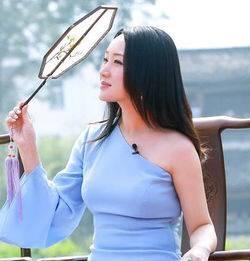 45岁至今未嫁的大龄剩女杨钰莹近照曝光，穿衣大胆，性感火辣！