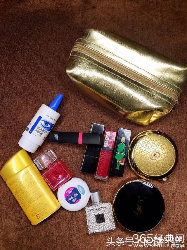 柳岩的包被倒个底朝天 里面竟有这个