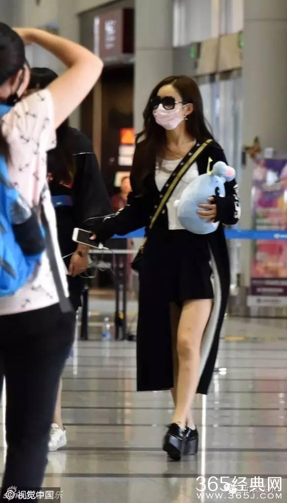 一起来数数，赵丽颖在机场抱过多少个玩偶！