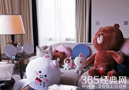 王思聪携俩美女出街 三人同游未引女友吃醋