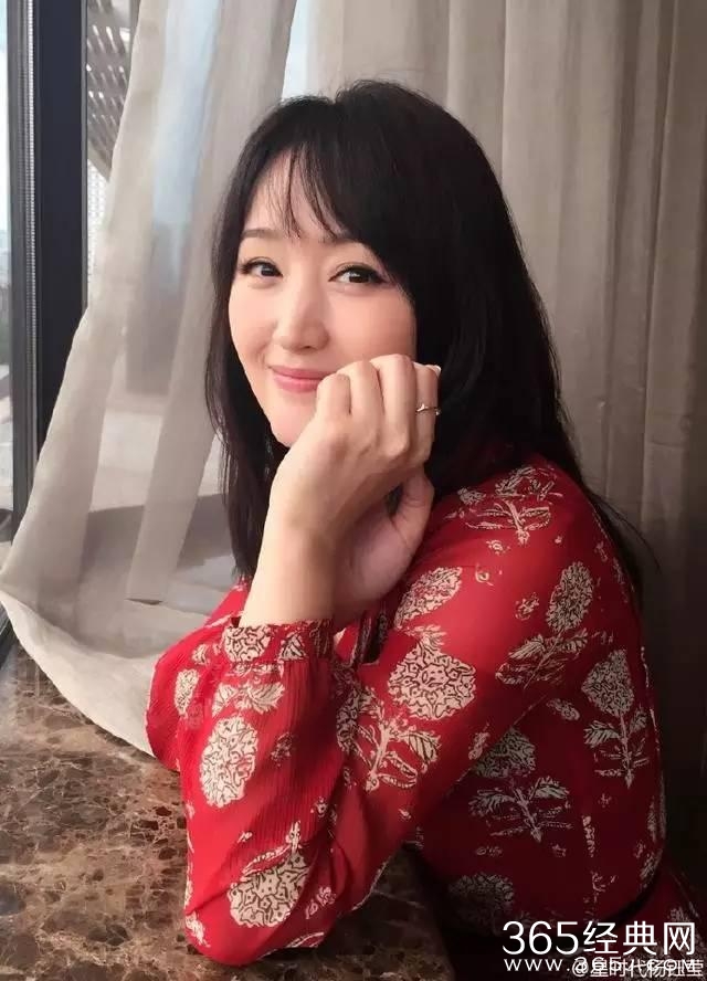 45岁至今未嫁的大龄剩女杨钰莹近照曝光，穿衣大胆，性感火辣！