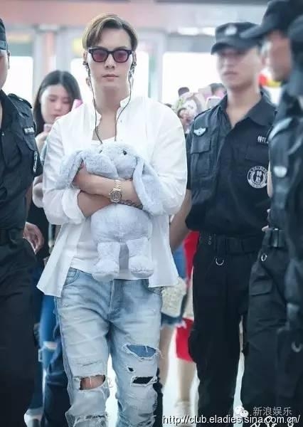 一起来数数，赵丽颖在机场抱过多少个玩偶！