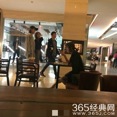 王思聪携俩美女出街 三人同游未引女友吃醋