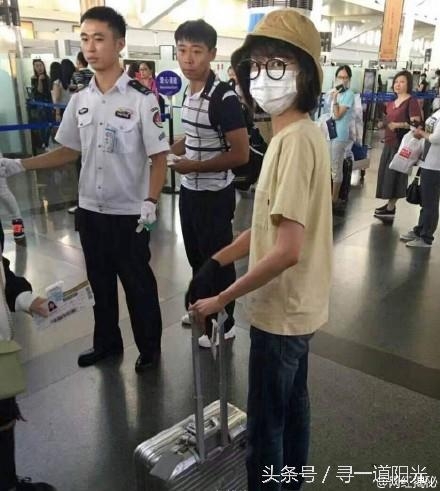 “机场女神”：郑爽随意，杨幂街拍范，最后一个被骂的好惨