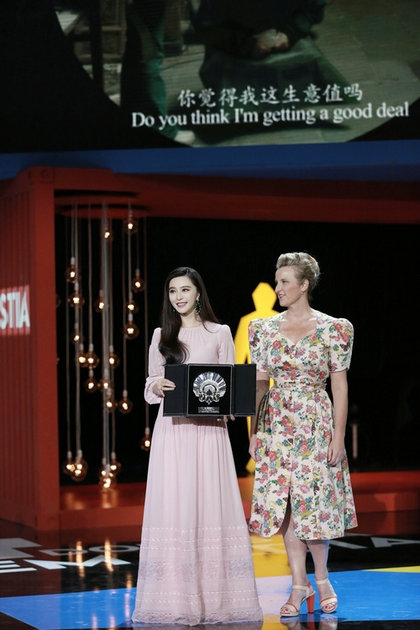 范冰冰获银贝壳奖 拥抱冯小刚感谢“我的李先生”